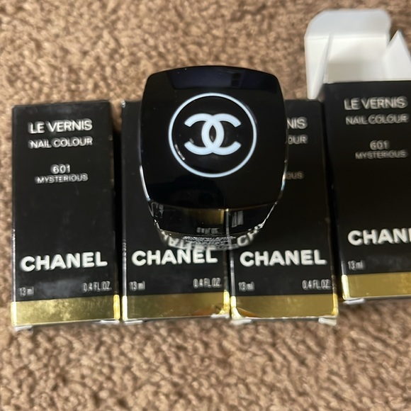 CHANEL Le Vernis 601 Mysterious Nail Polish - Picture 6 of 7